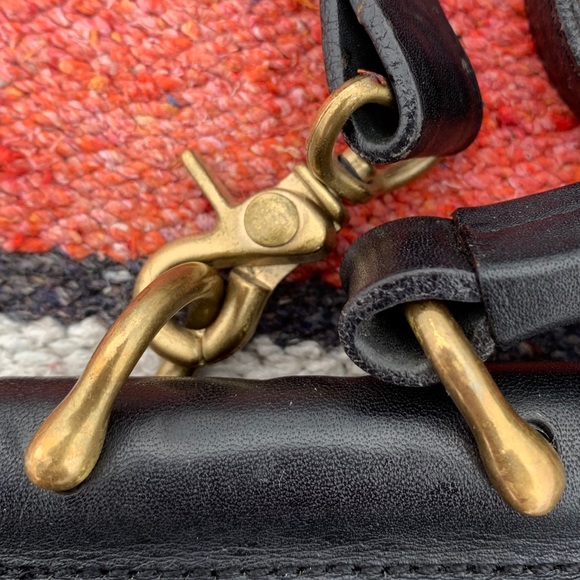 VINTAGE WILLIS BLACK LEATHER & BRASS CROSSBODY BAG - Picture 3 of 8